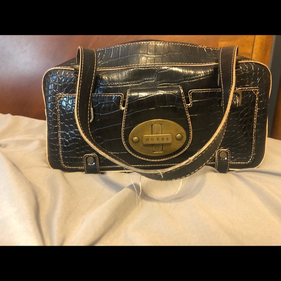 Guess purse - Picture 2 of 2